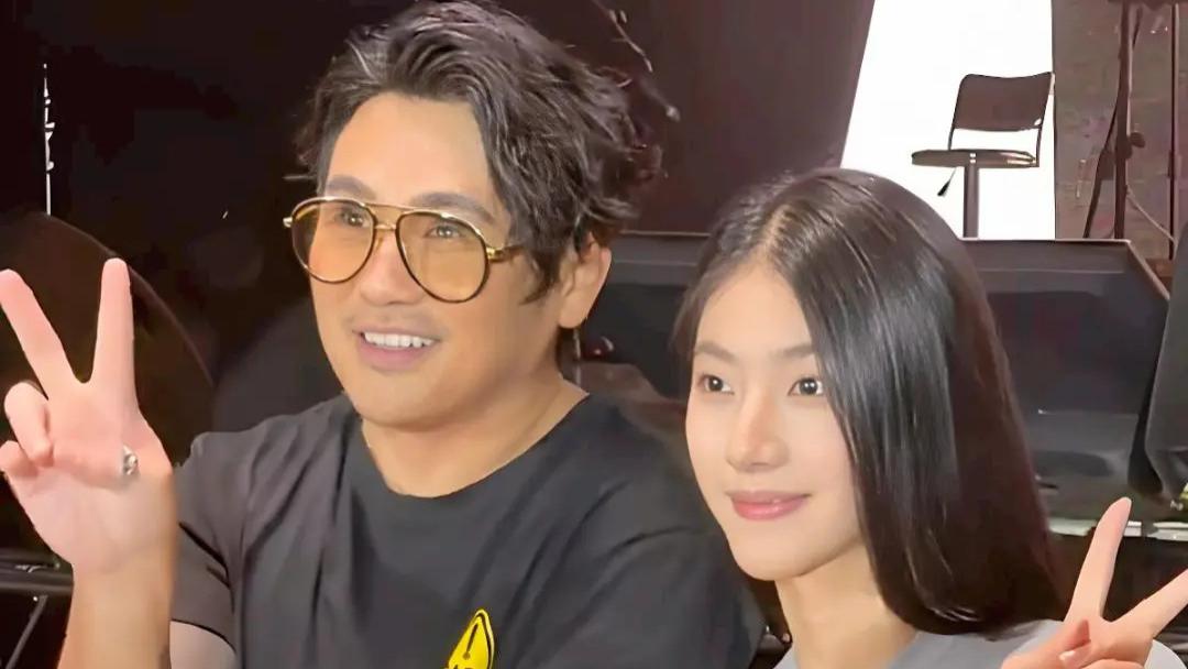 曹格与粉丝合影懵了，问“你咋那么像我前妻”，放下吧，酗酒家暴不可原谅