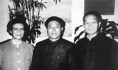 1972年，解放军战士救下一个突然“中毒”的病重老人，却被组织突然要求退伍，后来