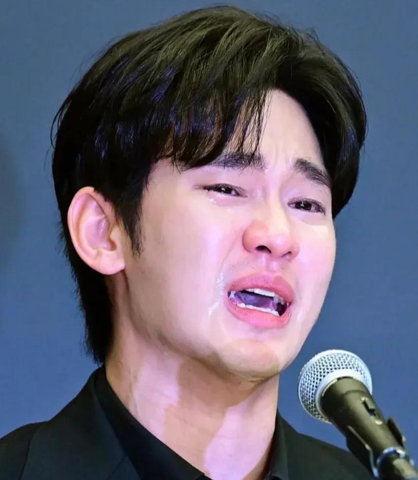 强烈建议，想要做演员的一定要认真观摩金秀贤发布会哭戏这个片段！
这是典型的反面教