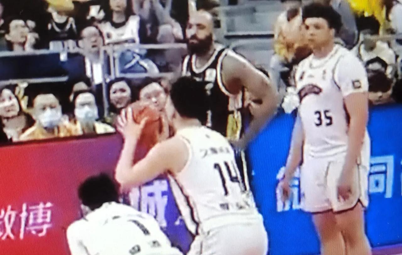 广东东阳光险胜上海久事，附加赛系列赛1：0获得先机
今晚CBA季后赛附加赛第一轮