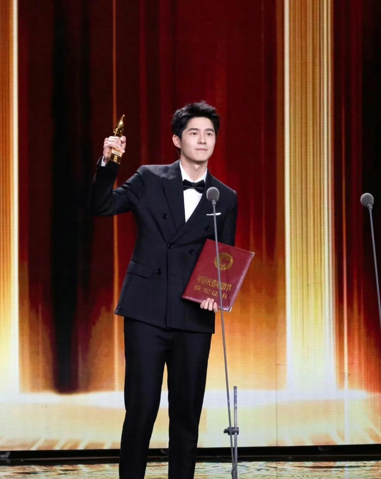 凭借扎实的演技、对角色的精准诠释以及在作品中的亮眼表现，刘昊然此次获奖可谓实至名