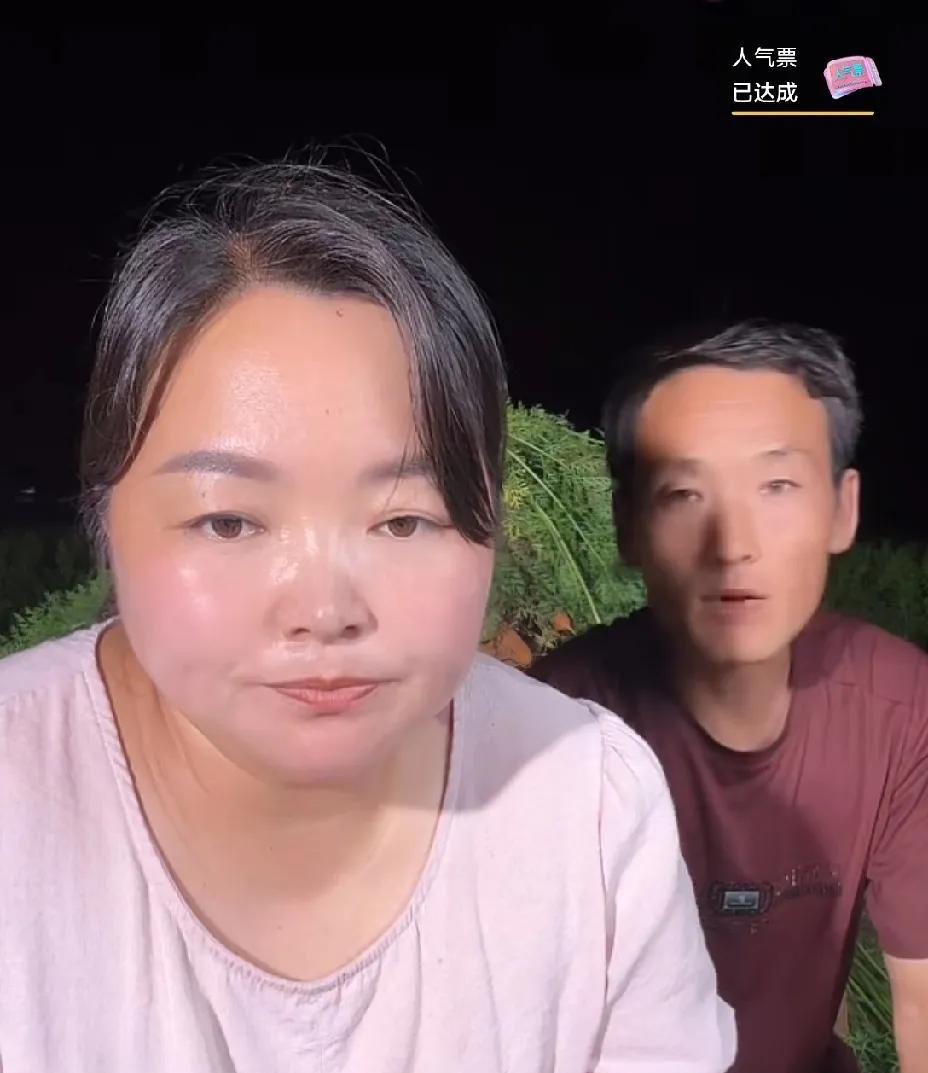 好久没看陕北霞姐的视频，偶尔刷到，现在带着弟弟妹妹直播带货呢。
她的亲戚们也都是