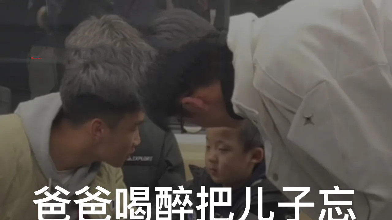 醉酒爸爸把儿子落在地铁上，还好热心大学生发现后出手相助
