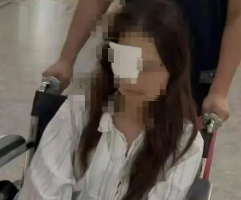 “右眼瞬间失明！”一女子在山东玩漂流时，突遭陌生男子强拽，并被高压水枪打伤眼睛，