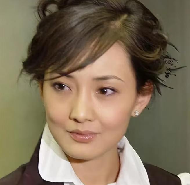 2007年，牛莉生下一女，在一次吵架的过程中，她怒气冲冲地问老公刘亚东：“你比我
