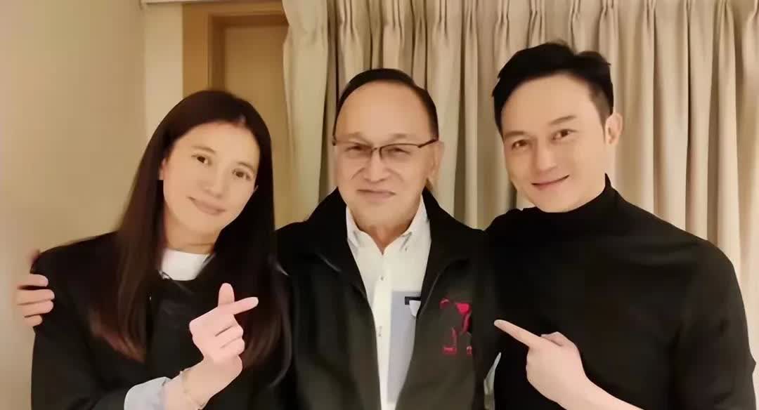 活到老玩到老，76岁曹查理晚年离异定居四川，吃平民餐馆状态不俗