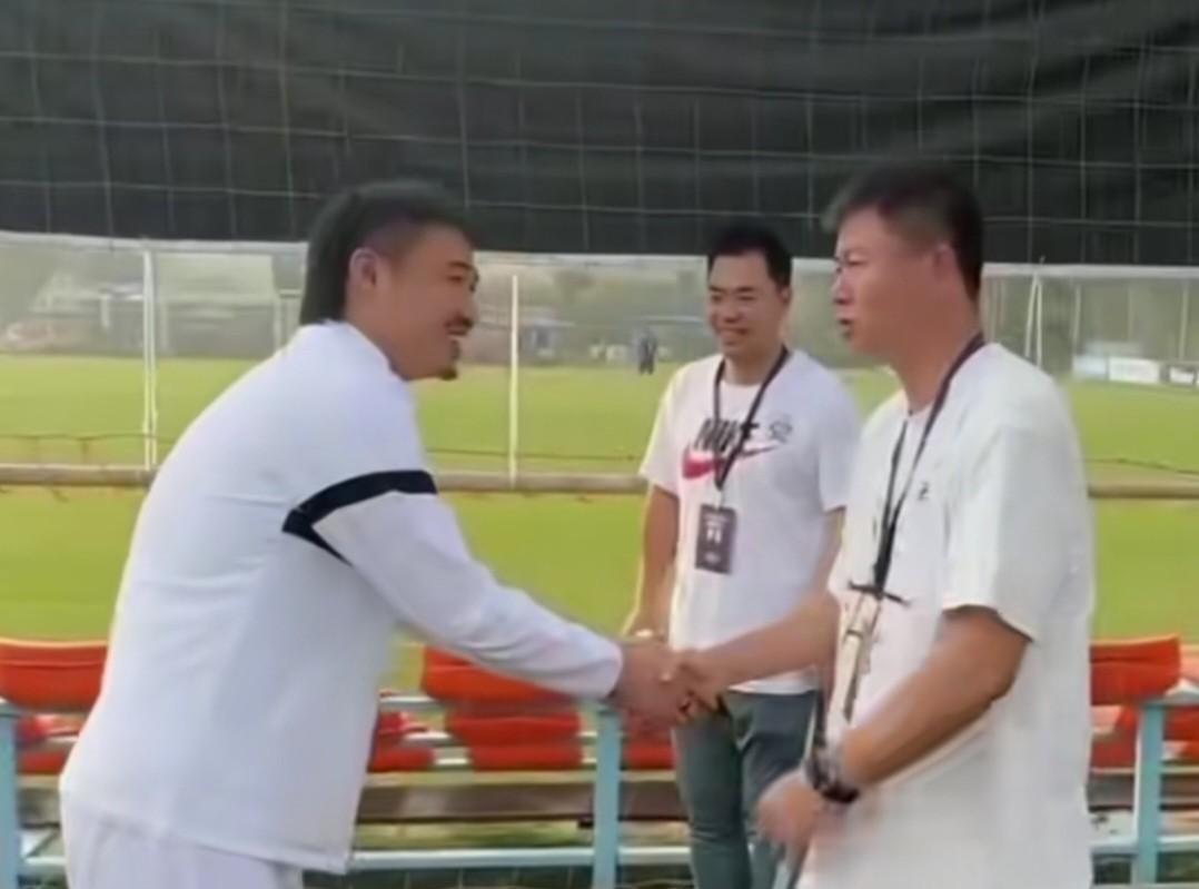 北京国安球员经商最好的 王栋 大吉利牛肉火锅老板！
提起原北京国安球员王栋，知道