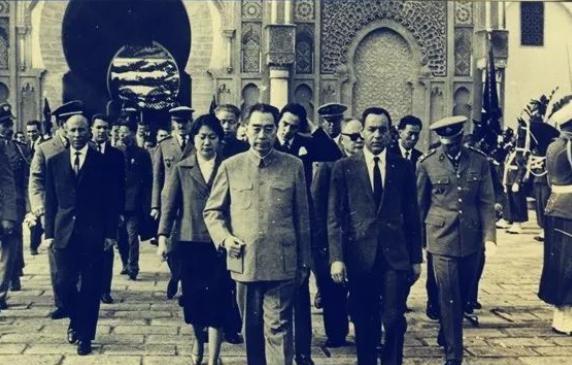 [太阳]1963年12月，周恩来访问摩洛哥，国王哈桑二世赠送他一枚镶嵌大量宝石的