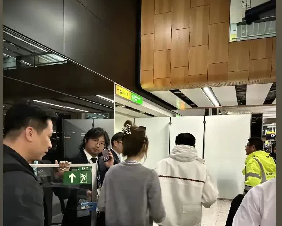 不知道你们发现没有？
赵公子回国，女朋友也一起回深圳了！
在机场，赵心童和女