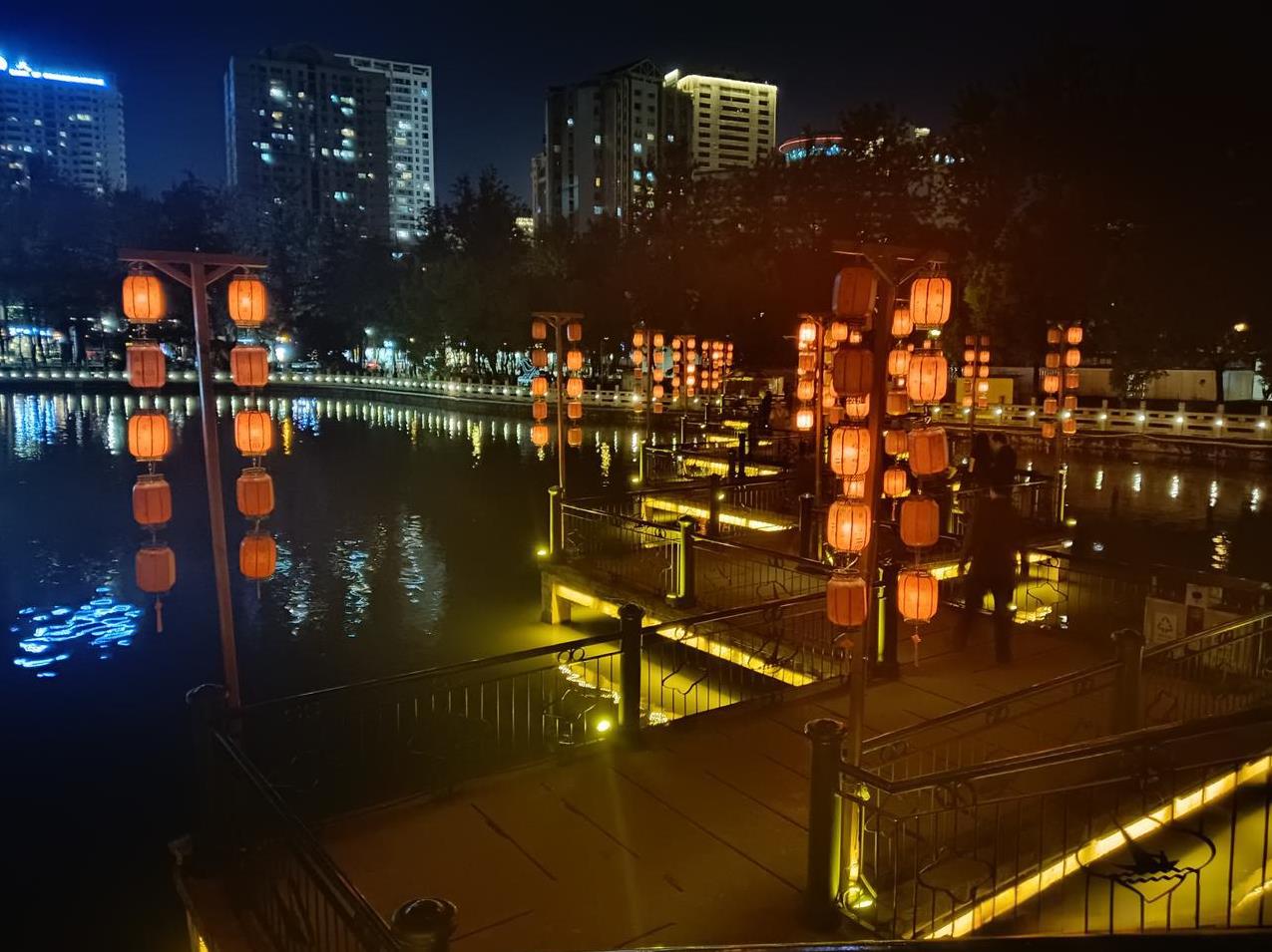 昆明翠湖不仅白天漂亮，亮化的翠湖夜晚更有魅力。