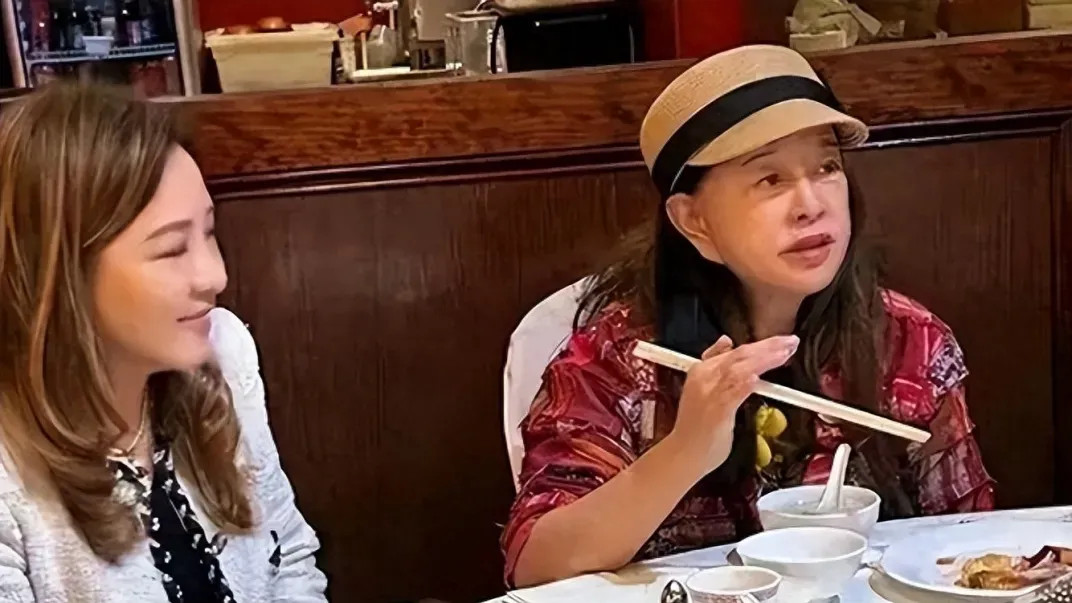 75岁刘晓庆美国聚餐，不化妆露出“真容”，老态龙钟反倒更好看了