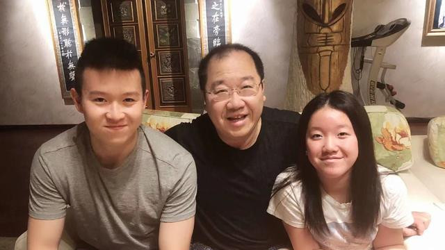 收回宋丹丹儿子姓氏，今却称血脉相连，65岁英达倒贴惨遭9字回击