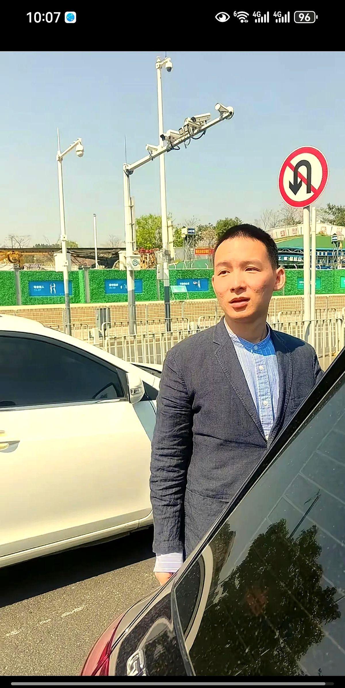谢爸跟浩男大妹一起乘飞机去哪儿呢？奇怪的是，谢浩男今天下午没有发视频了
有人说血