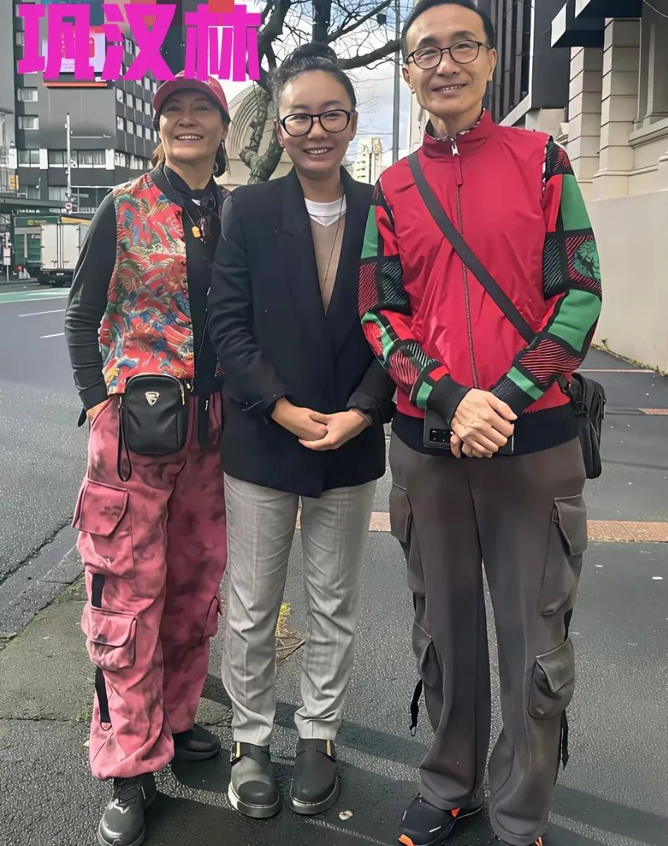 人老了都喜欢大红大绿的衣服，巩汉林也不例外，他身穿一件绿毛衣，外面配一件红坎肩，