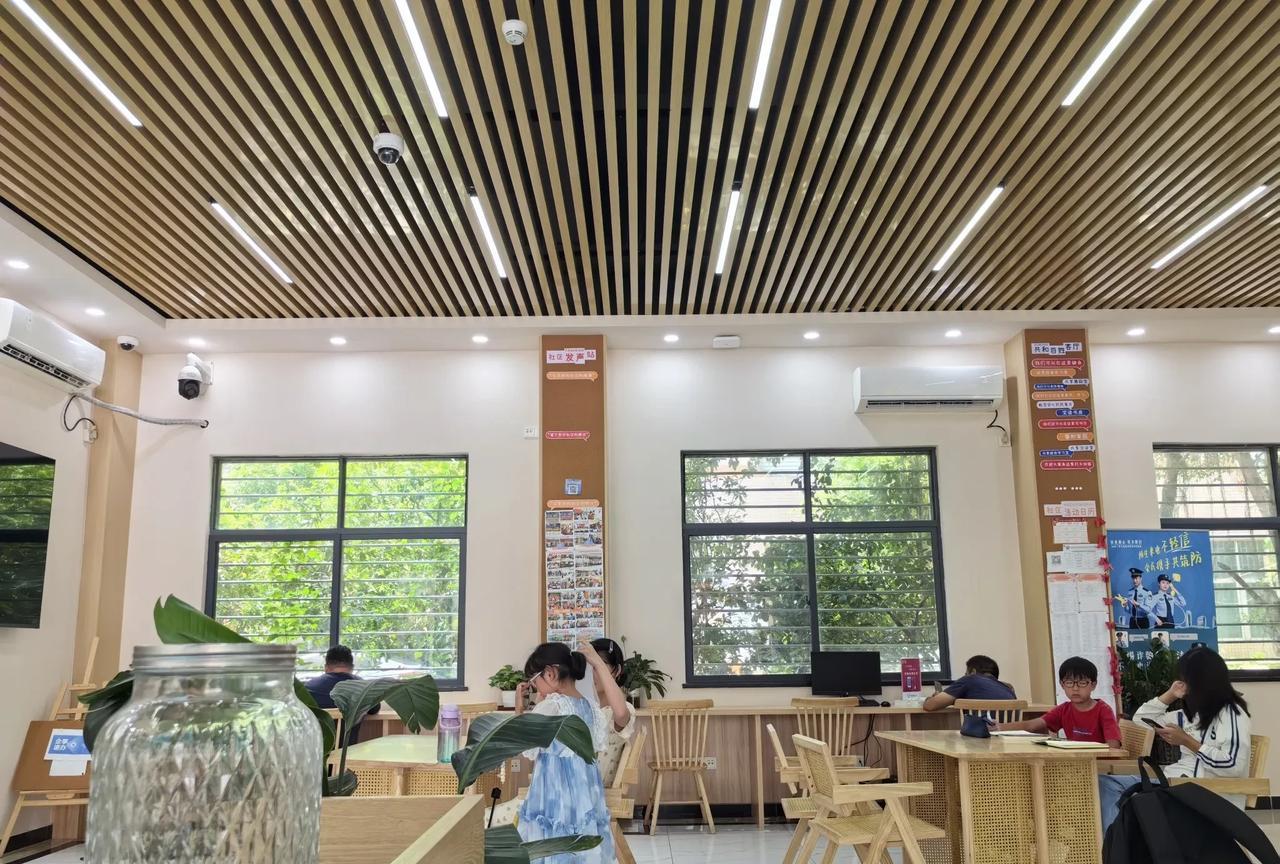 深圳今天高温酷暑，最高气温达到了35度。在宝安区沙井共和社区的百姓客厅里，有不少