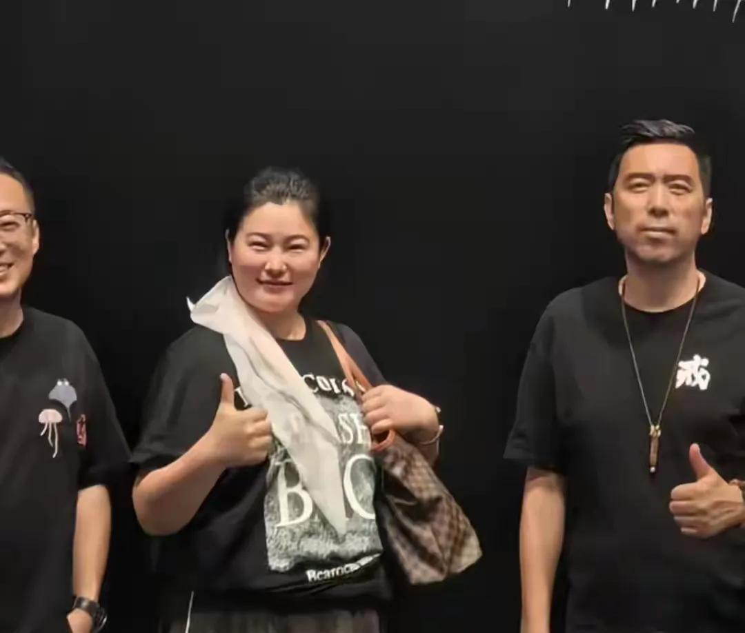 于娜暴肥现身：岁月沉淀下的从容与富态
在大众的普遍认知里，身材管理似乎成了一种恒