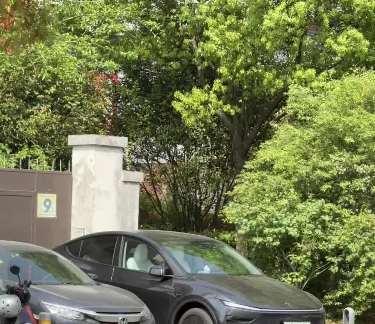 感受下新 Model Y 能见度… 果真和 iPhone 一样，出新款都喊丑，转