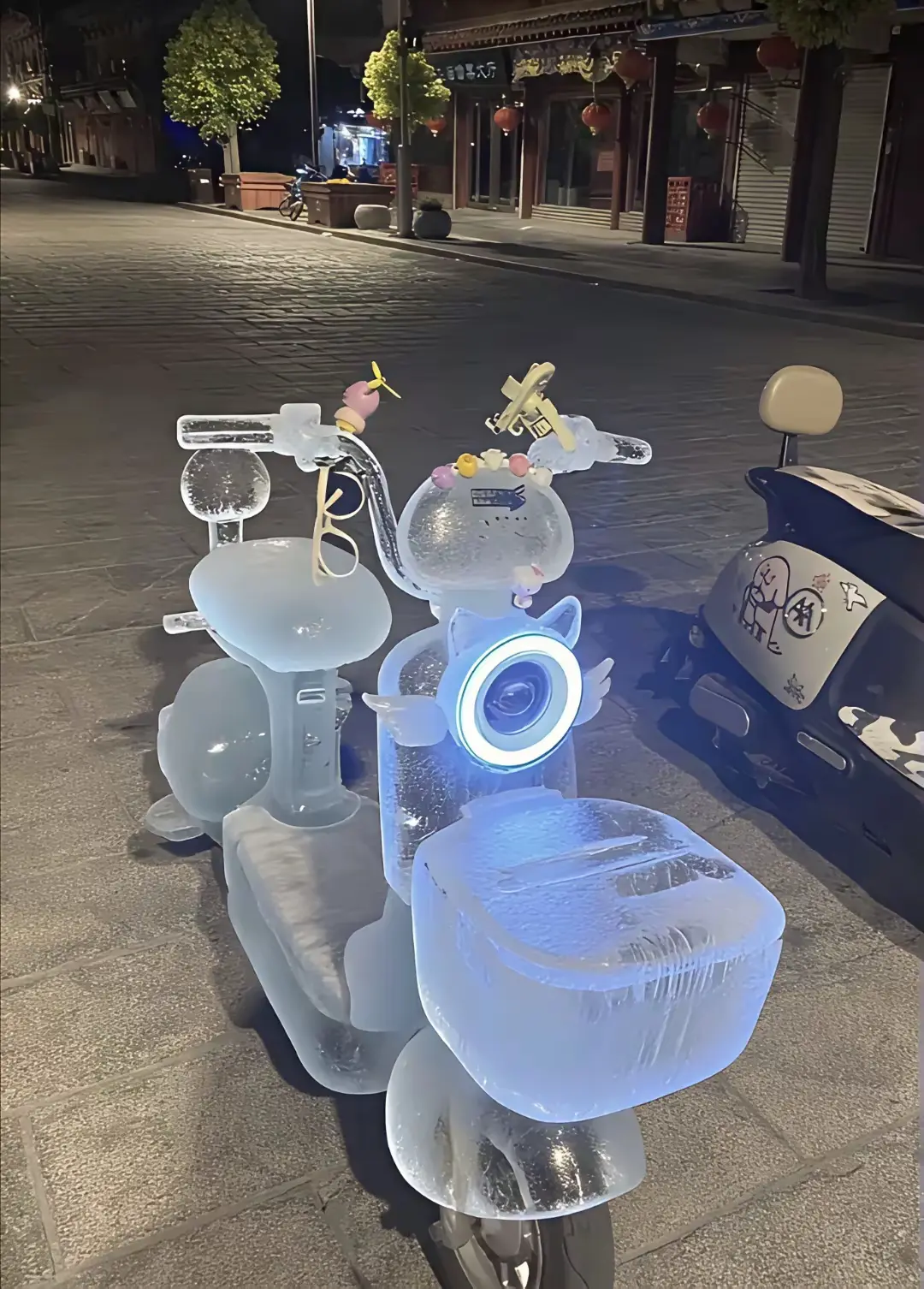 这是冰雕摩托车吗？还真好看！