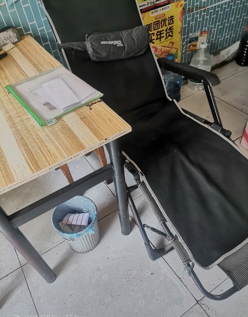 一位考生来店里吃午饭，我就问他:“你是高考的吗”。
他说:“是的，阿姨。”
我给