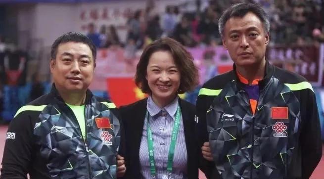 央视美女记者周到与刘国梁秦志戬的合影。
