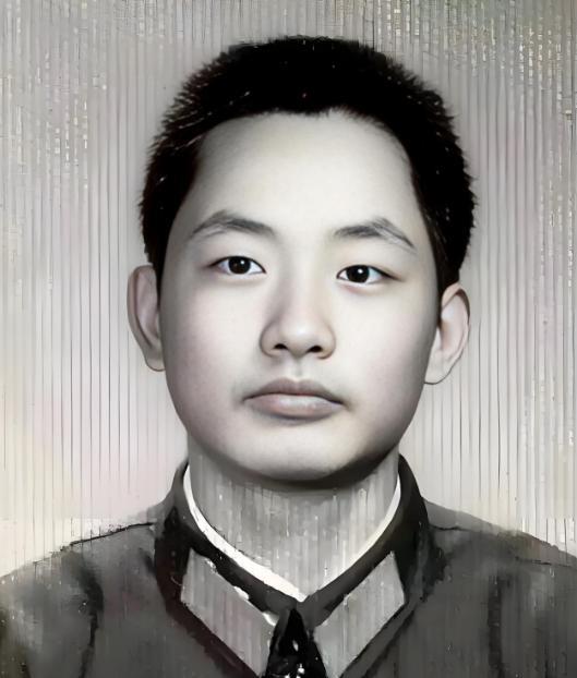 1984年，我军的一名排长在山中巡逻，遇到对面三名解放军战士向他走来，并向他打招