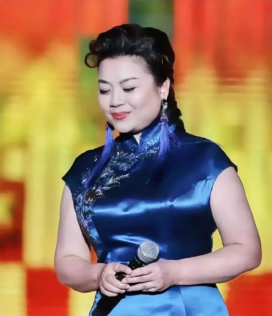 张也可是大名鼎鼎的女高音歌唱演员，曾经也是一位苗条淑女。五官精致，气质大气。声音