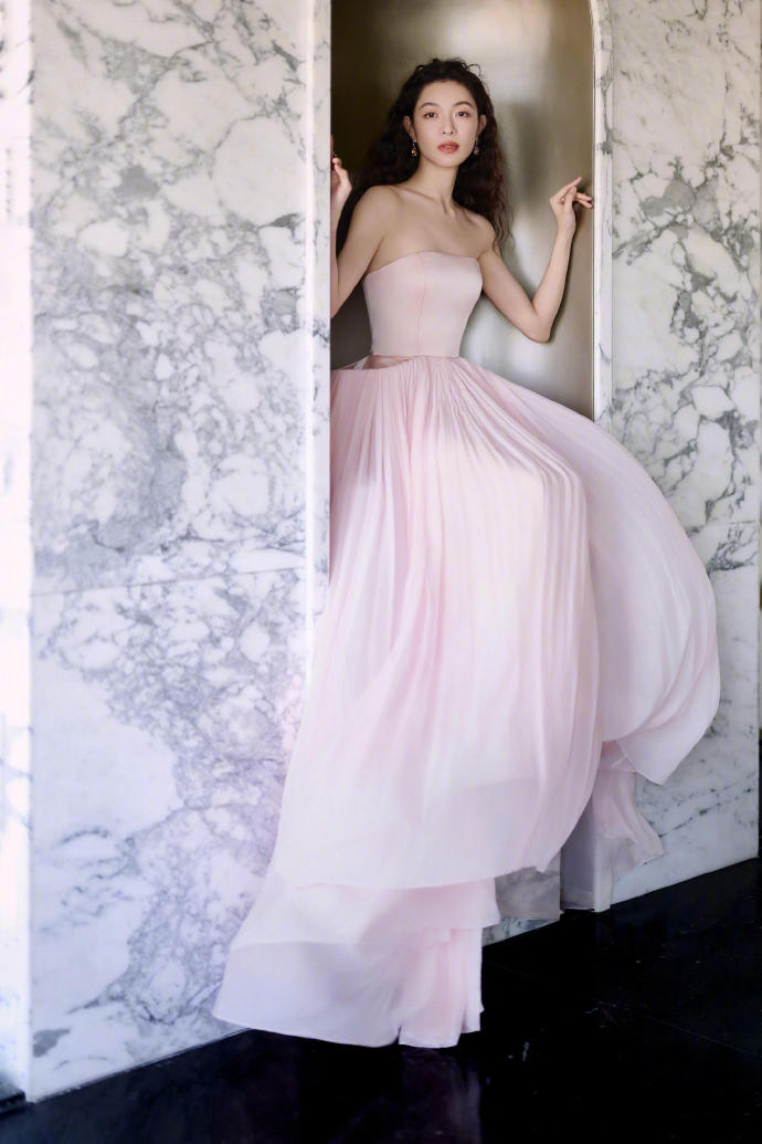 钟楚曦 x Louis Vuitton

钟楚曦金鸡奖造型，上身路易威登定制的粉