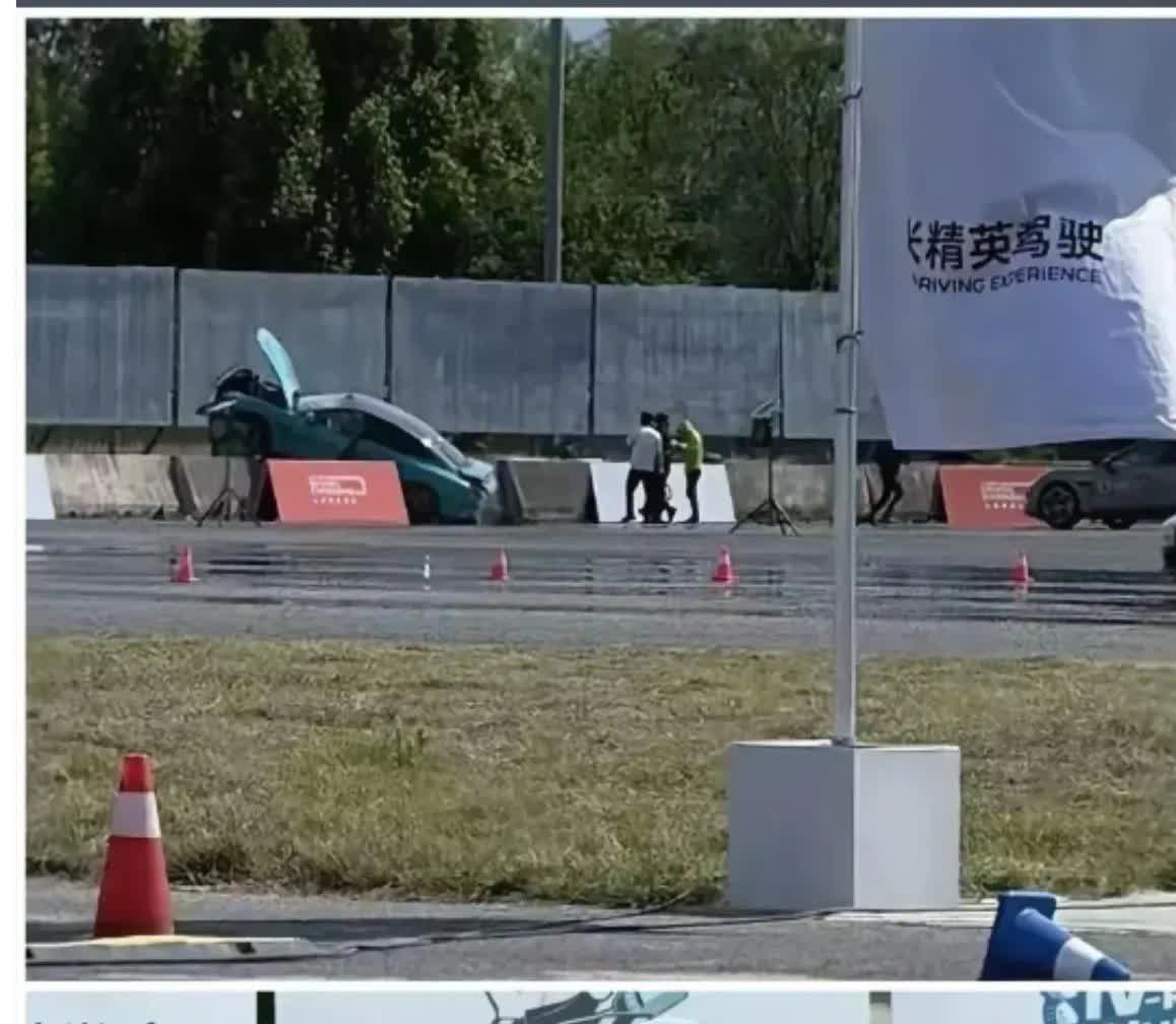 最近余大东和雷大军的这波隔空喊话刷屏了。两人就开着M9和su7上班互怼，表面在说