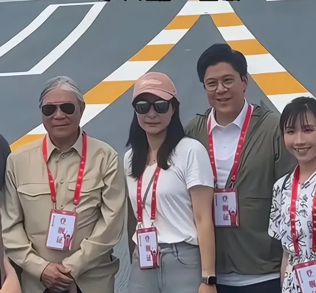 霍家老老小小登上了山东舰，郭晶晶站C位，当时娶郭晶晶的时候，霍家老爷子谦逊的说他