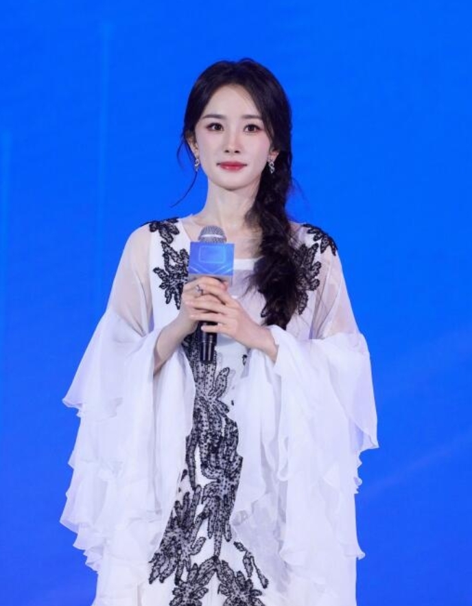 杨幂直播造型🥂美貌完全是妈妈级别的～今日出席君乐宝奶粉