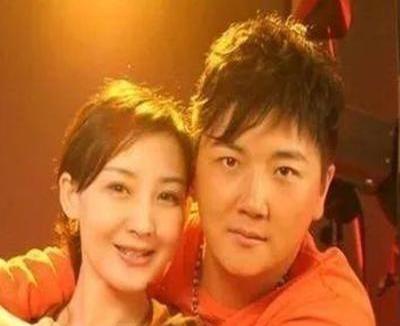 当年他在高尔夫球场邂逅主持人潘蔚时，对方已经是经历过两次婚姻的熟女，偏偏这份“知