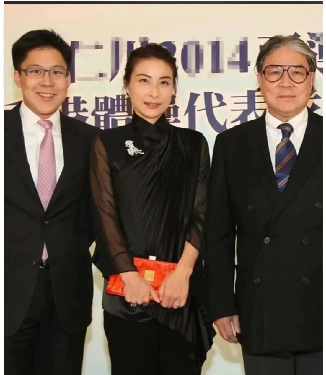 郭晶晶教子有方霍震霆无奈











天呐！你敢信？堂堂霍家老爷子，居