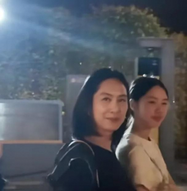 朱茵素颜现身Coldplay演唱会，与12岁女儿同框颜值大比拼