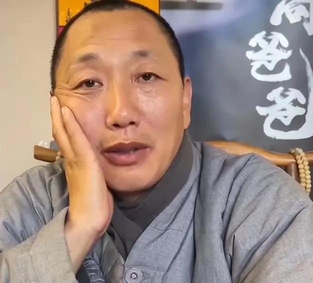 还是那句话，事出反常必有妖。
所有认为不符合常理的事儿，不管是好事儿，坏事儿，都
