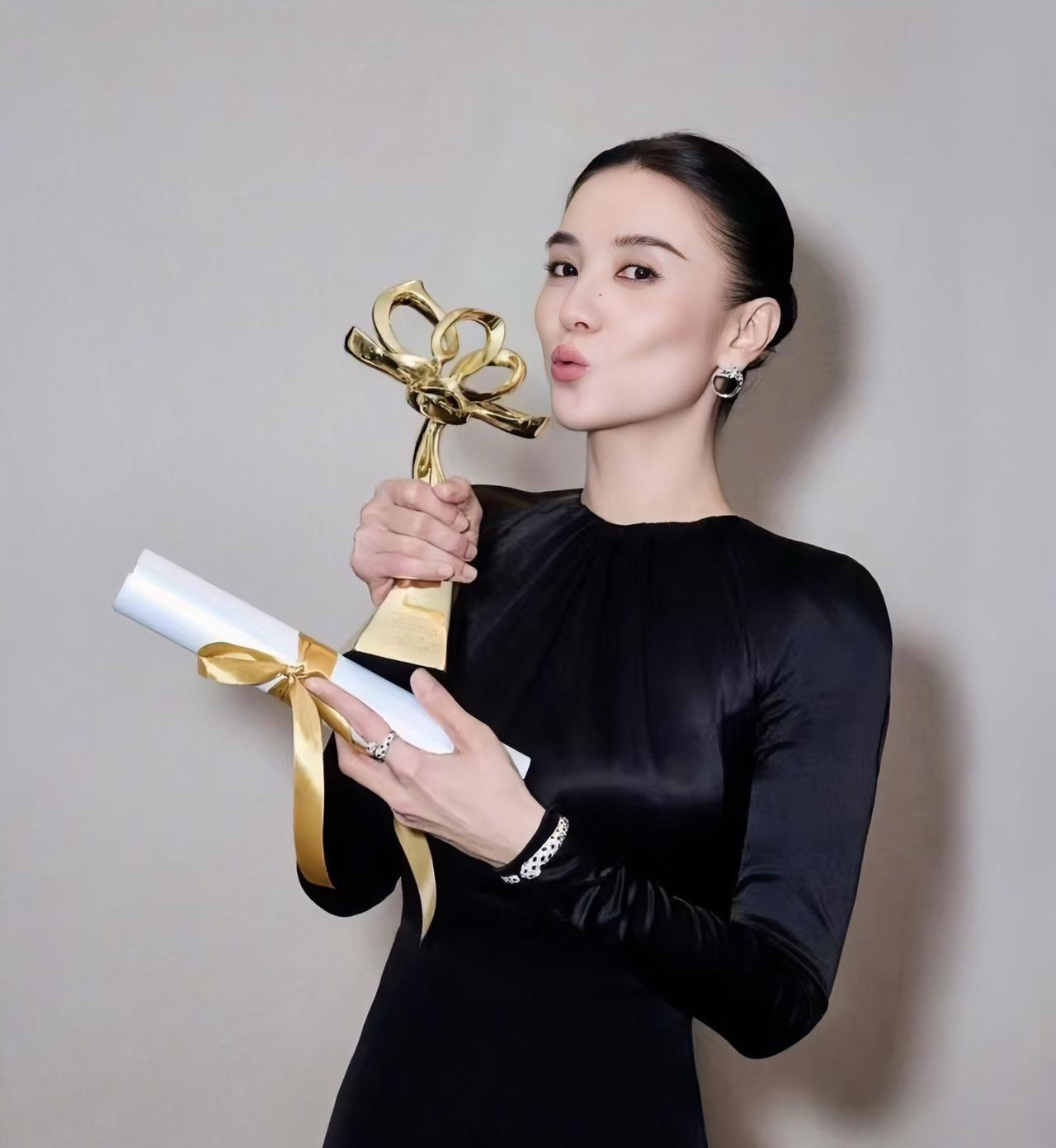 要不说宋佳是
白玉兰的最佳女主角，
原来她为了演好张桂梅老师付出了这么多，在宋佳