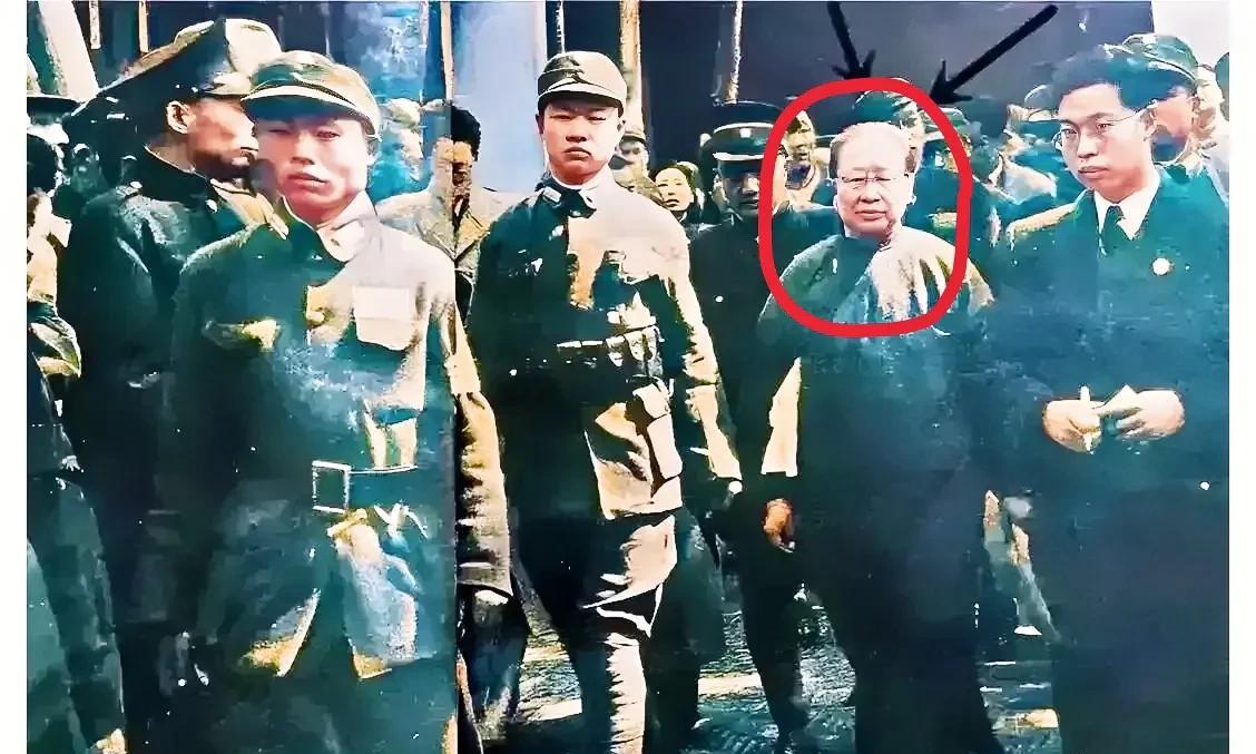 一张老照片，拍摄于1946年的苏州，大家看看被押送去受审路上的女子是谁？这才是她