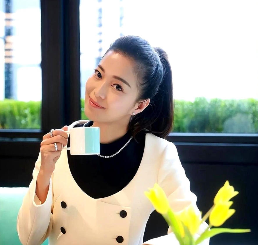 东方卫视前主播马伊琳离婚后独自抚养儿子11年，通过事业转型与自强精神克服挑战，成