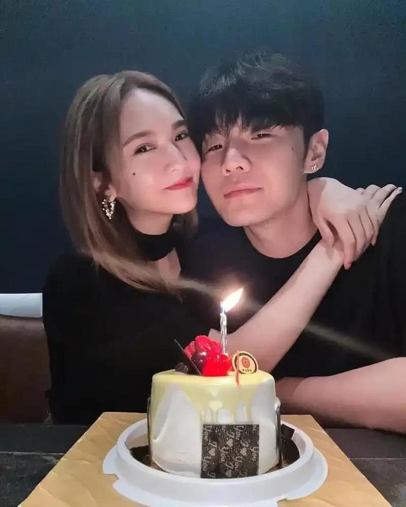 两岸明星夫妻，还剩杨丞琳李荣浩，赵又廷高圆圆，刘诗诗吴奇隆，伊能静秦昊
这四对里
