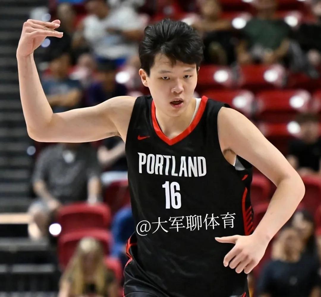 重磅消息
杨瀚森退出NBA夏季联赛。
NBA开拓者队宣布，球队新秀16号球员杨瀚