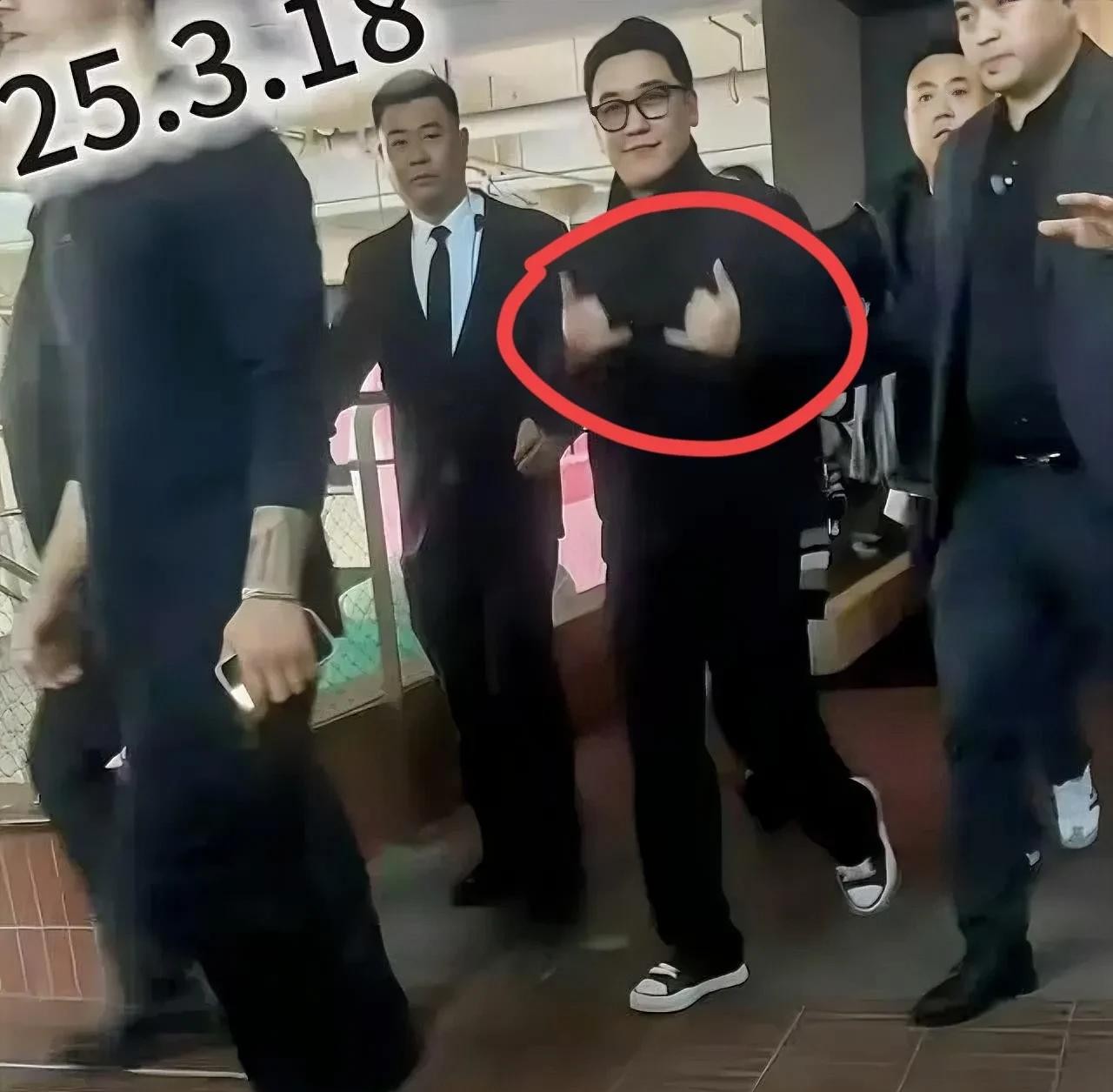 劣迹艺人李胜利现身杭州夜店





劣迹斑斑的李胜利，居然还有脸来中国蹦迪？是