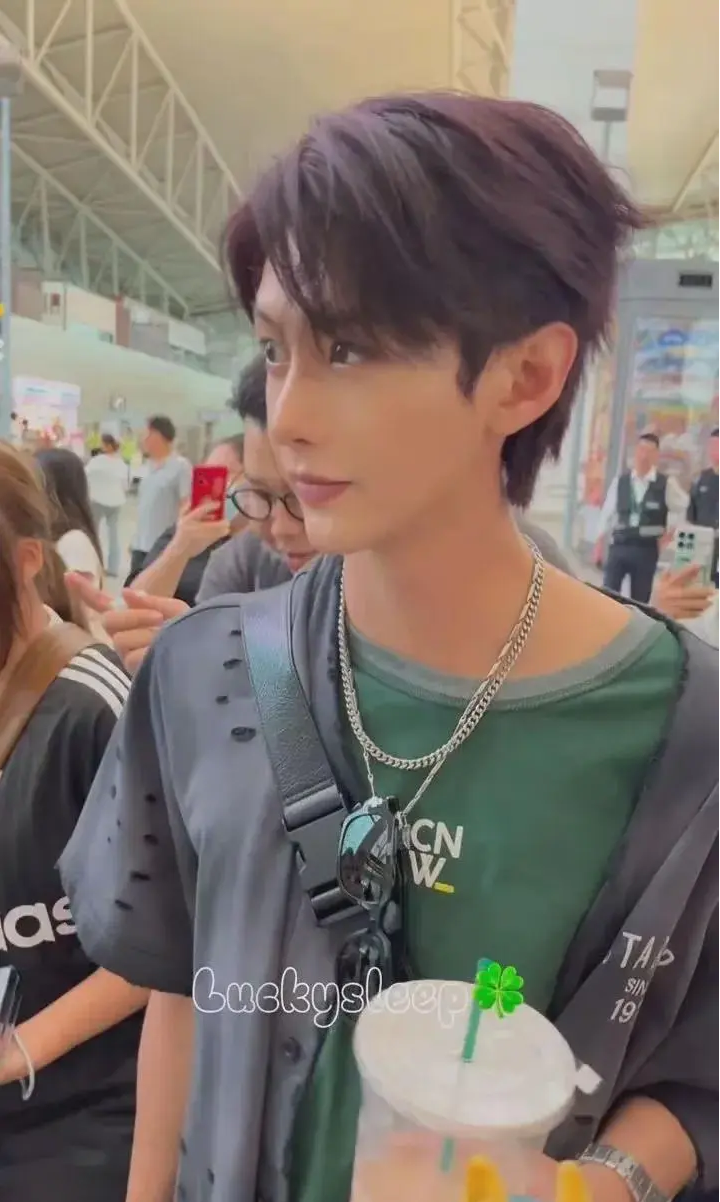 今天何健麒机场被人怼脸拍，大家觉得怎么样？建议别拍太近，维护一下他形象。