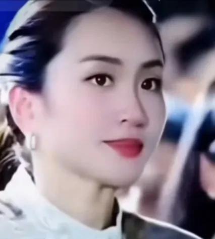 佩通坦走马上任文化部长新职，亮装出镜一路春风满面。泰国法院因“录音门”事件，暂停