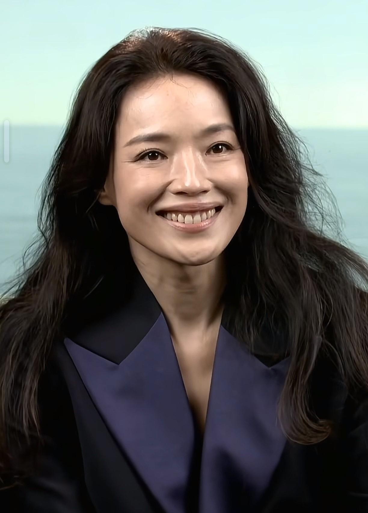 舒淇这一张，我客观来讲，这是我第一次觉得，舒淇也有年龄感了。之前看她，一直都是不