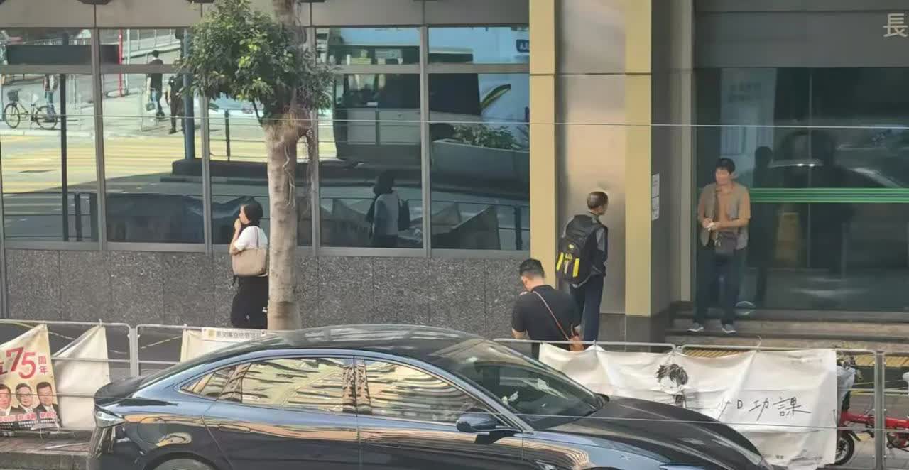 第一张照片是我去年在香港看到的比亚迪海豹，香港马路上很多比亚迪海豹，在香港比亚迪