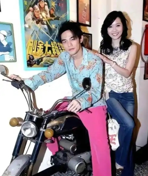 当年，周杰伦要迎娶侯佩岑。母亲却不同意:“这个儿媳我坚决不要！你们赶紧分了。”周