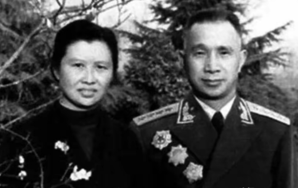 1950年，粟裕和妻子楚青逛上海，走过一家咖啡馆时，粟裕突然说：“这家咖啡馆不错