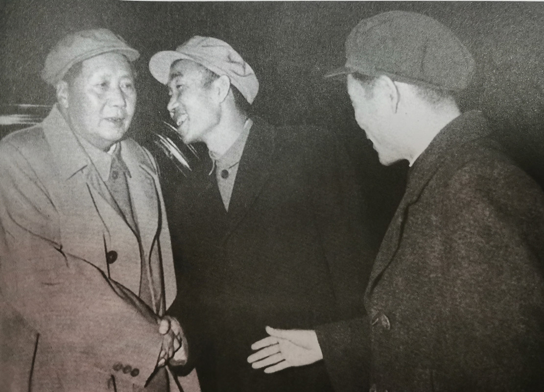 1958年12月，毛主席视察武汉，与省委书记王任重和省长张体学交谈。紧挨着毛主席