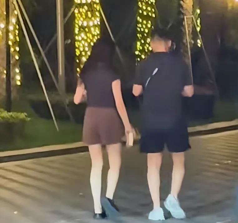 还是牛冠凯聪明，
乒超前先官宣了未婚妻，
这样乒超也能带着，
不用藏着掖着了，