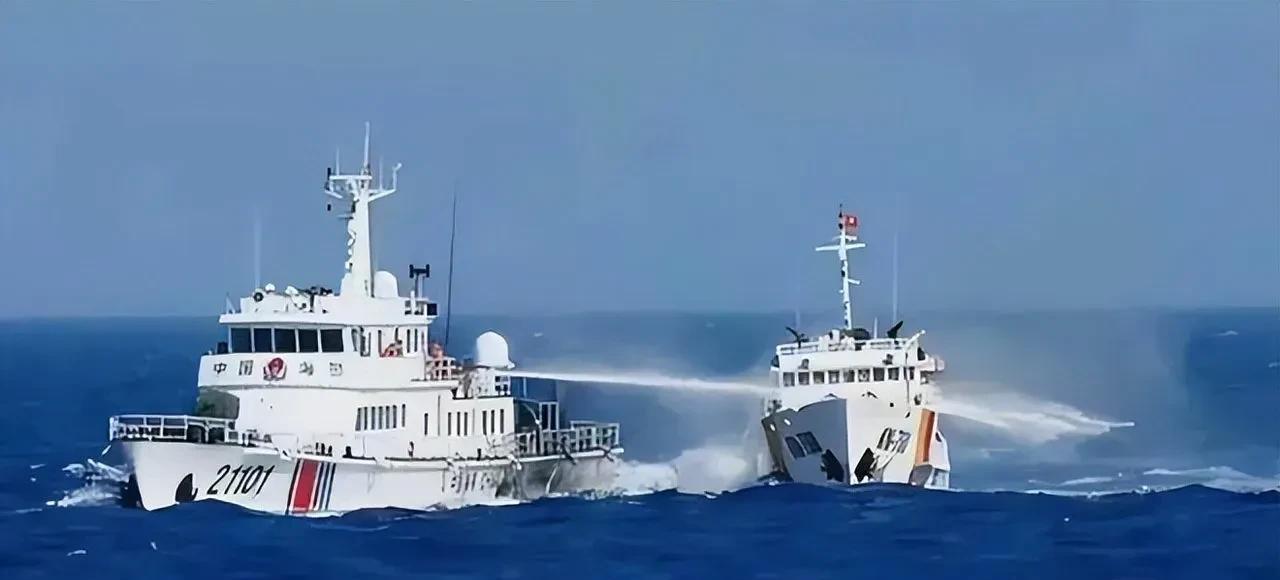 菲律宾这次栽了！黄岩岛35艘船三路强闯，中国海警水炮“滋”得他们灰溜溜走人！
先
