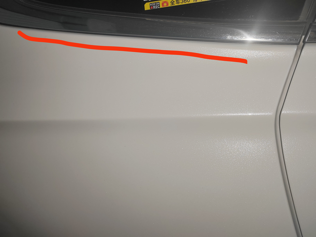 三角窗缝隙有油污
C柱的三角窗胶条缝隙里，油腻腻的，刚开始以为刷车水没干，20多